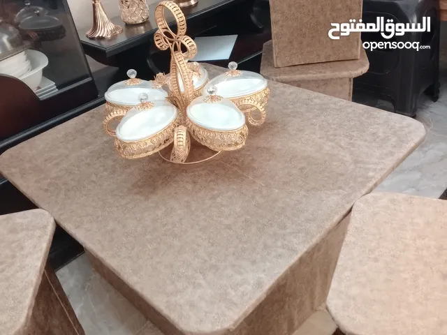 طاولة وسط مع 4مرافات