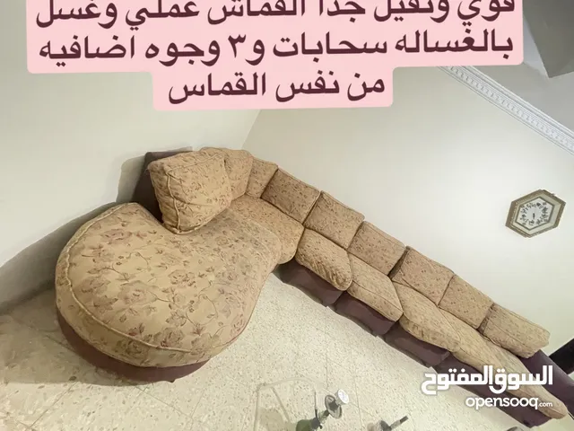 كورنر ضخم تفصيل خشب تقيل لون عسلي وزيتي وخمري بحاله ممتازه ويوجد 3 وجوه من نفس القماش