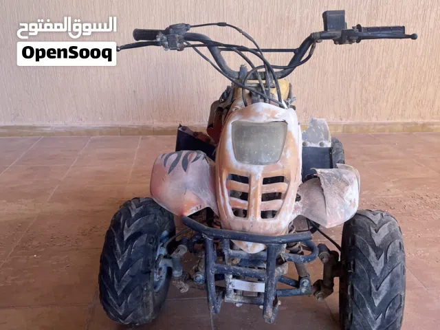 دراجة رباعية صينية 125cc مستعملة للبيع – بها صدا وكسر، السعر 1000 دينار قابل للتفاوض