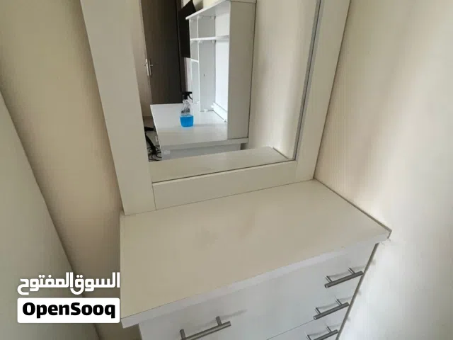 تسريحة ومكتب للبيع