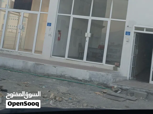 محل للبيع موقع ممتاز بنايه جديده