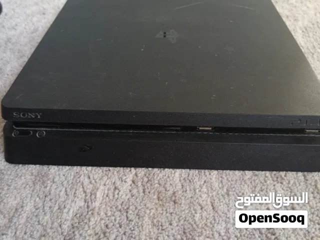 Playstation 4 مستعمل استعمال خفيف مع يدين اصليات