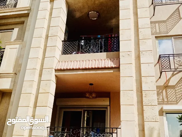 بنتهاوس (ثالث+روف)نصف تشطيب في كمبوند راقي جدا بالتجمع الخامس بجوار الجامعه الامريكيه بسعر مغري