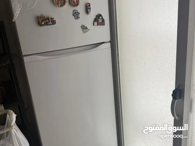 للبيع ثلاجة شبه جديدة نظيفة مع بوتاجاز نظيف
