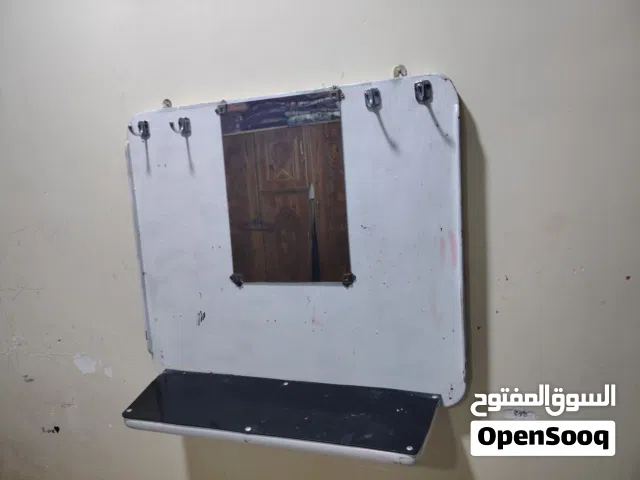 ميز مرايا لون ابيض مستعمل خشب زين ما بيها اي كسر