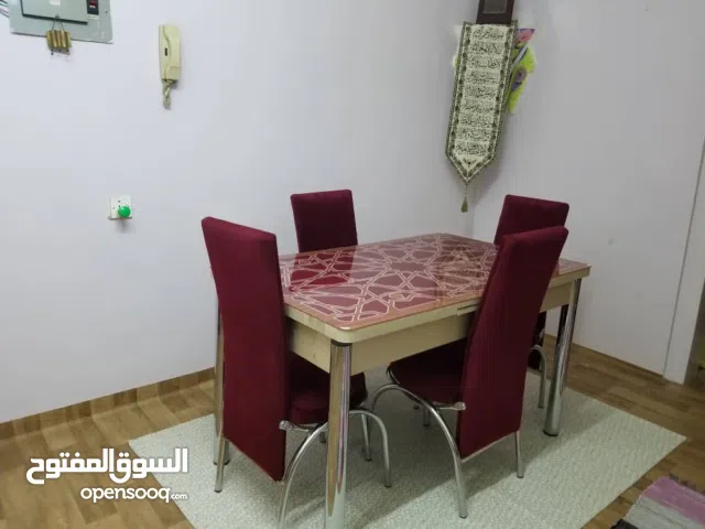 طاولة سفرة بحالة ممتازة والاستخدام نظيف جدا وقابل للتمدد