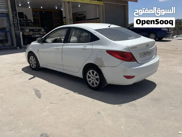 2014 هيونداي اكسنت Standard
