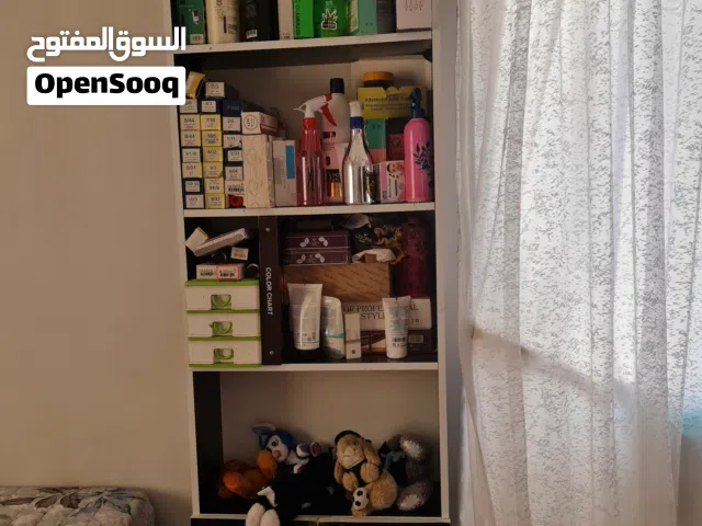 السلام عليكم مكتبه للبيع او معرض او رف