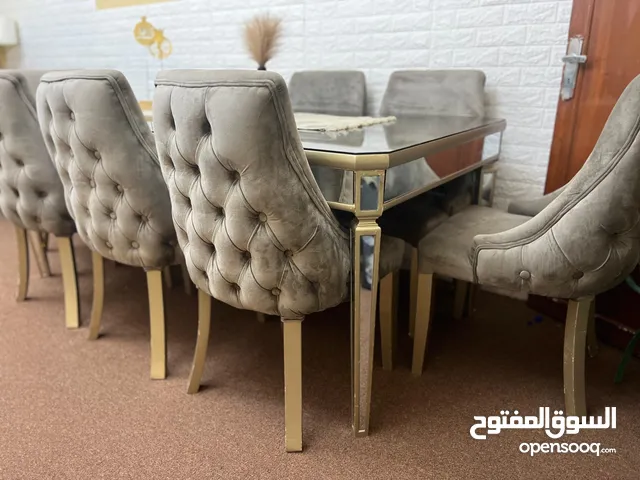 طاولة سفره 8 مقاعد بحالة الجديد