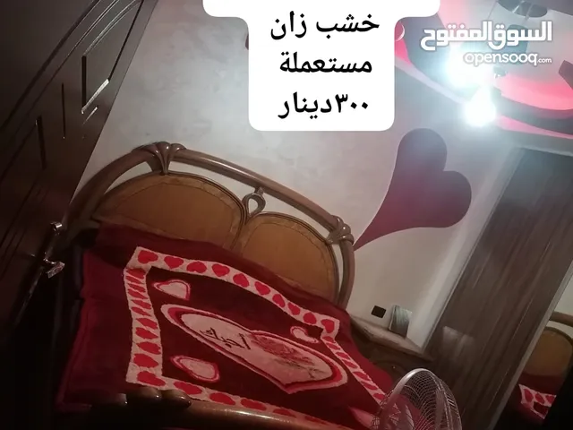 غرفة نوم من غير خزانة