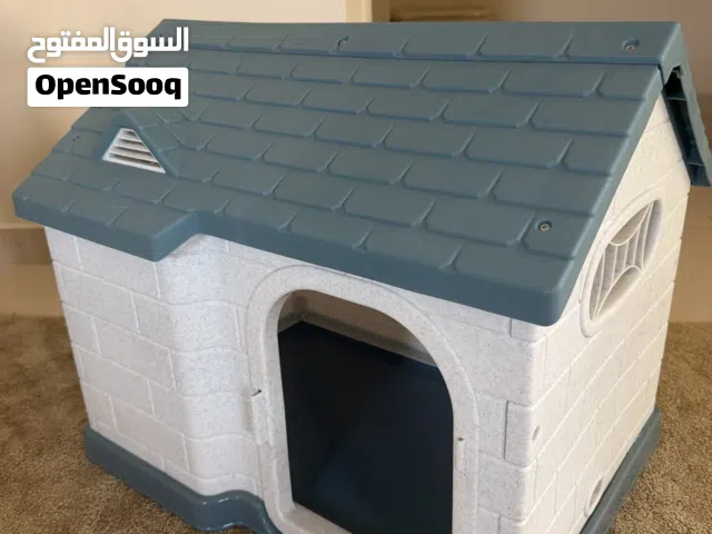 بيت بلاستيكي للحيوانات الأليفة (كلاب/قطط) - شبه جديد ونظيف جداً