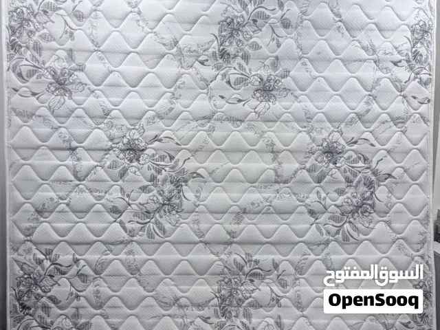 فرشة سرير نظيفة بحالة ممتازة للبيع