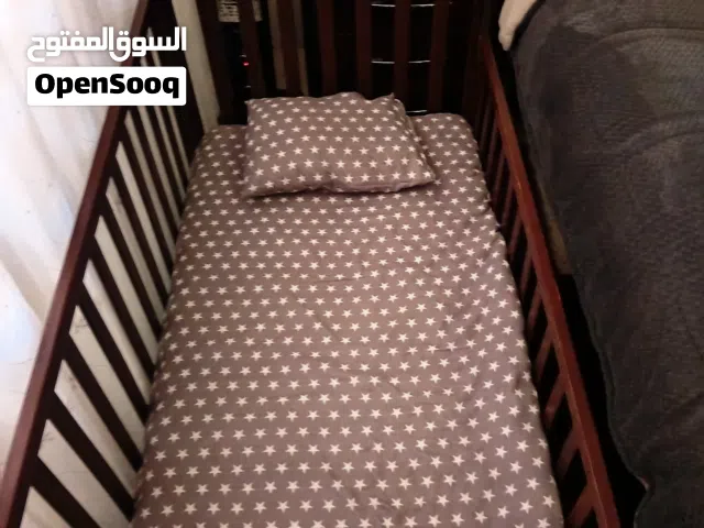 سرير اطفال شبه جديد التفاصيل بالوصف