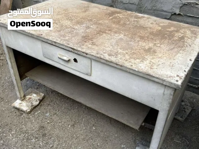 ميز حديد مع ميز خشب