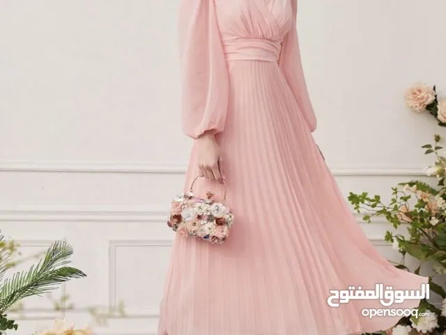 للبيع فستان وردي ناعم وخفيف جديد ولا لبسة 4 دينار فقط xs