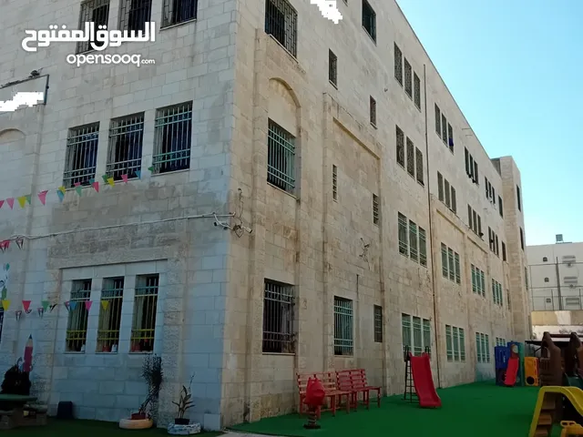 مدرسة للبيع