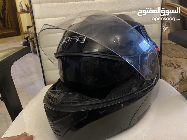 خوذة دراجه ناريه من شركة DFG النظافه 90% لونها اسود لماع كوالتي جداً عالي وتحمي الرأس بصوره صحيحه