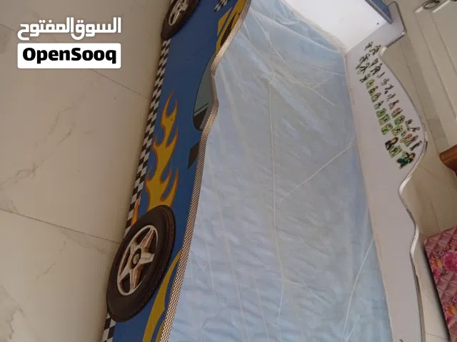 سرير اطفال على شكل سيارة مستعمل للبيع