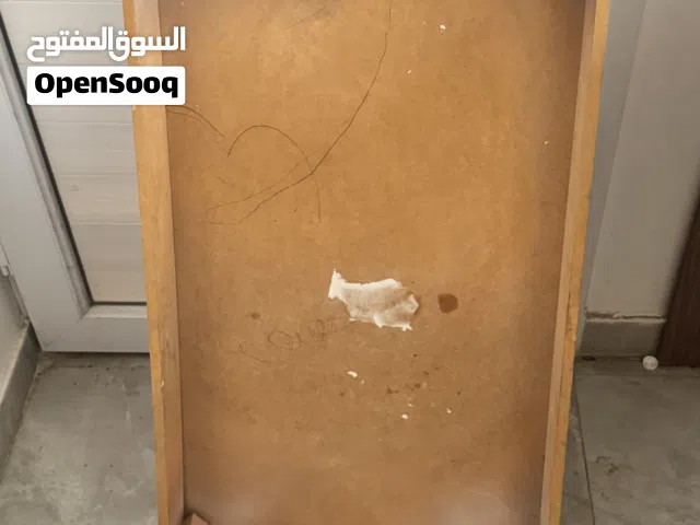 طاولة منزلية لون بني