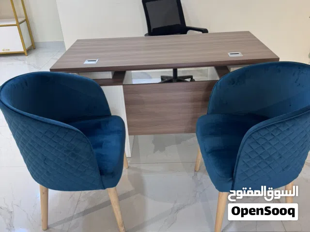 طاوله مكتب كبيره مع كرسيها.وكراسي استقبال. استعمال بسيط جدا جديدات مجموع الاربع قطع