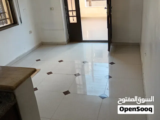 شقة طابق ارضي في ضاحية الامير حسن مساحتها  131 ويتبع لها تراس