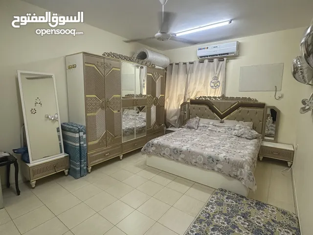 متوفر شقة غرفة وصالة مفروشة للاجار الشهري عبارة عن غرفة نوم 9 قطع وصالة لاررج وحمامين وبلكونة وباركن