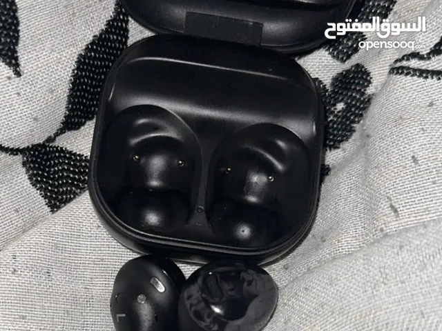 سماعة سامسونج تشبك على أجهزه السامسونج و الابل و الهواوي فيها عازل قوي جداً تقدر تسمع فيها كل شي