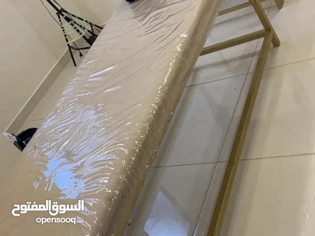 تخت  او سرير رموش مع كرسي