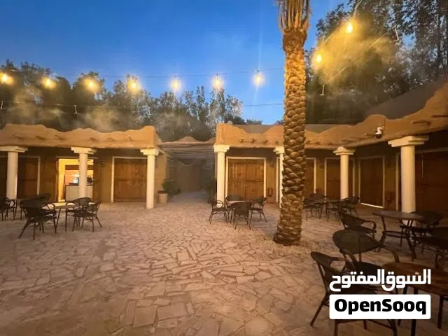 أعمال تراث بنا با الطين وتليوسات وسقف جريد وثل