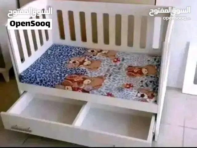 سرير البيبي تفصيل على الطلب لي من مميزاته التخت بيفتح من جهة الام مع امكانيه اختيار لون وسعر التخت