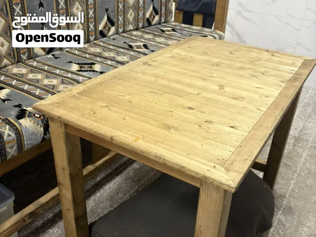 كرسي قهوة مع طاولة خشب