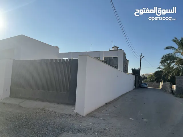 مبني حديث دور ارضي علي ارض مساحة 750 متر واجهتين طريق معبد بالقرب من مستشفي الجلدية ملك مقدس
