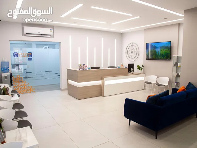 عيادة مجهزة بالكامل للطب العام للضمان، موقع مميز و عيادة تستقبل مرضى بشكل يومي و فيها جميع مستلزمات