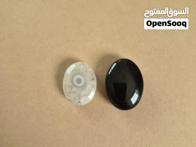 عقيق جزع أسود وعقيق شفاف كريستالي
