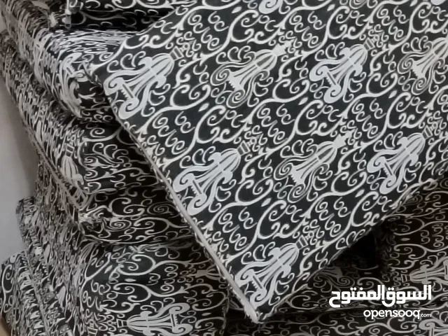 جلسة فرشات اسفنج نوعيه ممتازة مستعمل خفيف جدا بحالة ممتازة ملبس ثوب نوع وسط ممتاز قابل للفك و الغسل