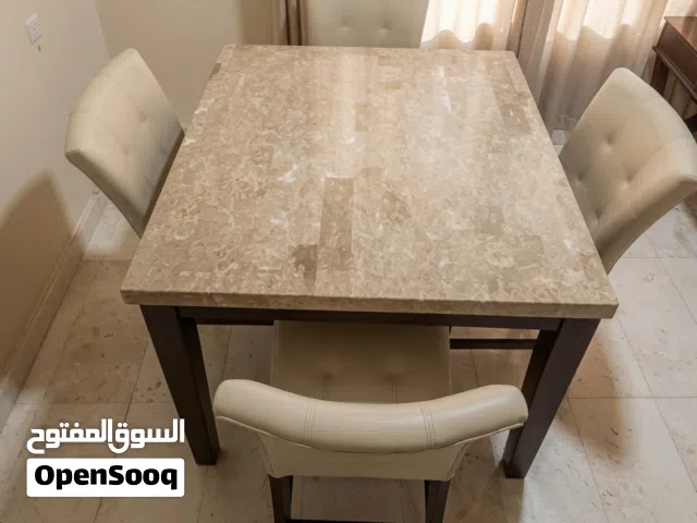 طاولة طعام رخامية فاخرة وشبه جديدة + أربع كراسي جلد.