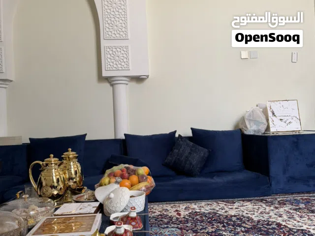جلسة ارضية خشب اصلي. وقوي.  موقعنا مدينة الرياض جنوب الشامخة ابوظبي