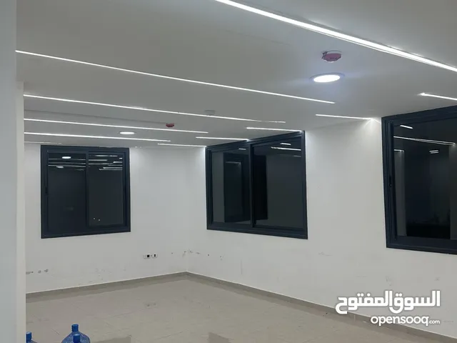 مكتب بمنطقة حيوية للإيجار