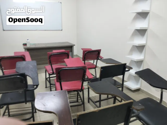 السلام عليكم ورحمة الله وبركاته،متاح للبيع مجموعة من الأثاث والمستلزمات الأكاديمية والمكتبية المتنوع