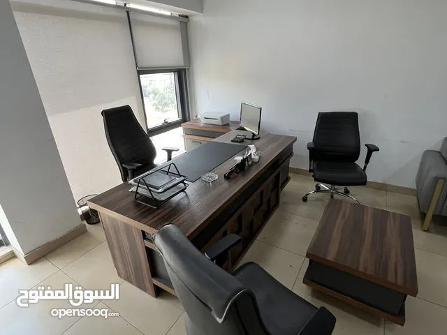 اثاث مكتبي كامل للبيع استعمال خفيف جدا فاخر جدا