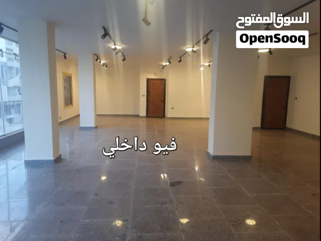 مقر اداري ومعرض تجاري بموقع متميز بالمقطم القاهره بمساحه 300 م على ملتقى شبكه طرق