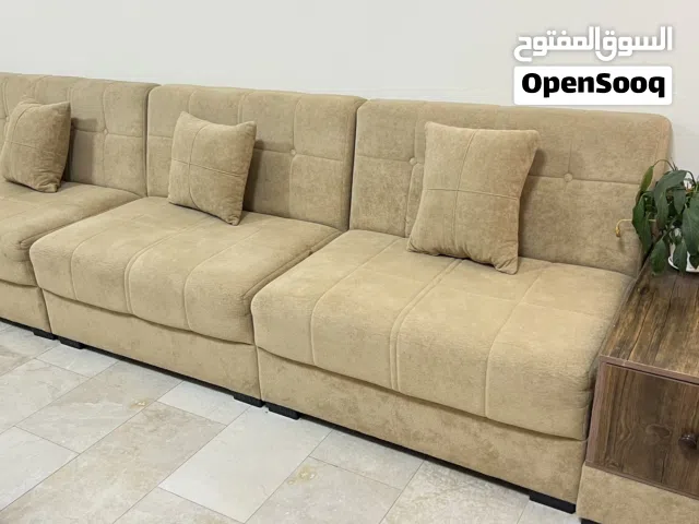 كورنر صاله مع وسطيه وطبلات عدد 4 مع ميز بلازما يحتوي على رفوف عدد2
