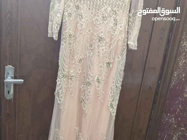 فساتين للبيع شبه جديد