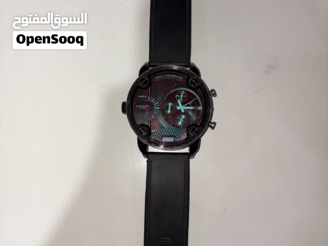 ساعة من ماركة Diesel بتصميم كبير (Oversized) ومودرن.