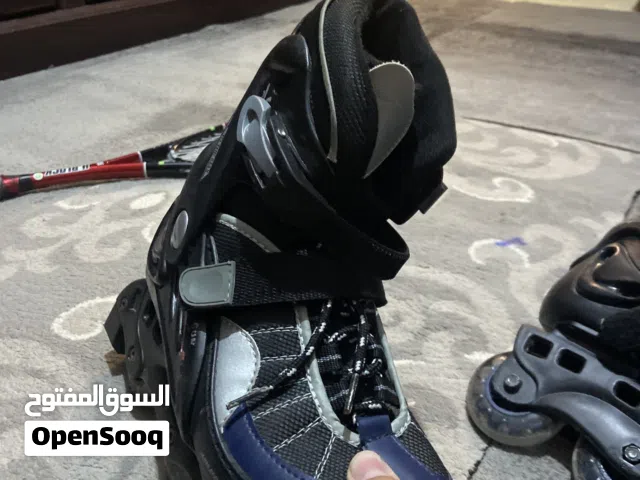 سكيت جديد نمرة 40 فقط يحتاج تنظيع عجلات السكيت جدا مريح