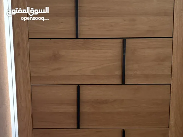 طاوله 5 ادرج ، من هوم سنتر استعمال خفيف جدا لون خشب غامق
