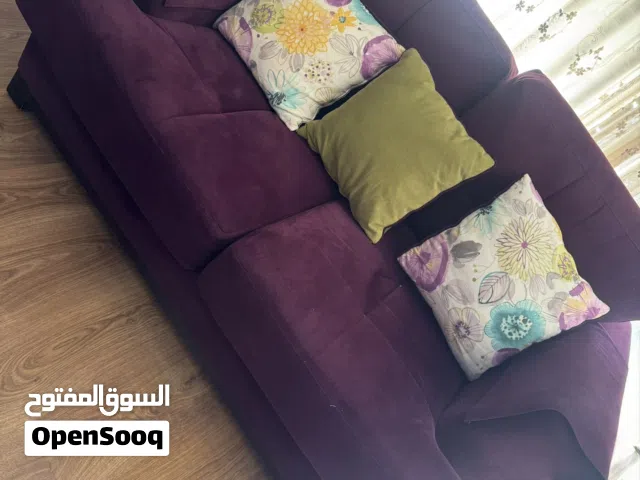 طقم كنب عبارة عن ثلاثية و ثنائية بحالة ممتازة