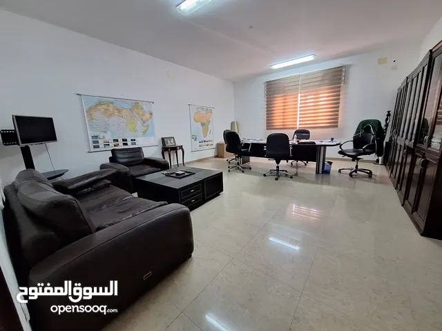 شقة خدمية للايجار في سوق الجمعة بالقرب من سوق الحائس علي الرئيسي مباشرة