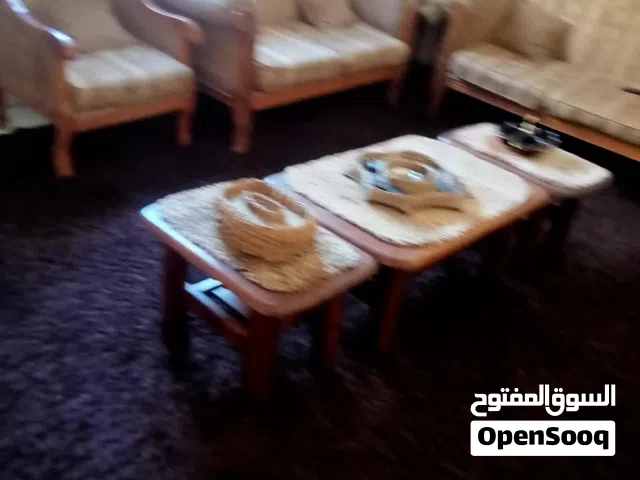 طقم كنب  9 مقاعد  بوضع ممتاز جدا   خشب ثقيل  مع 3 طاولات وسط موجود فيديو اللي بده ببعتله