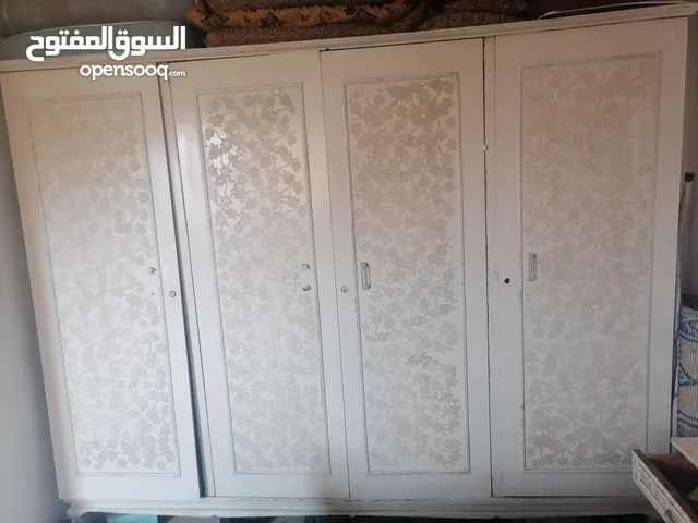 خزانه مع تواليت مع تختيم مع جحشين من غير( من غير الفرشات)